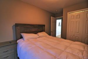 Schlafzimmer mit einem großen Bett mit einem Kopfteil aus Holz in der Unterkunft Beautiful cul-de-sac home!!! with a FENCED IN YARD! in Clarksville
