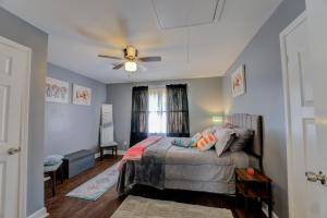 Schlafzimmer mit einem Bett und einem Deckenventilator in der Unterkunft Medical District Gem in Memphis