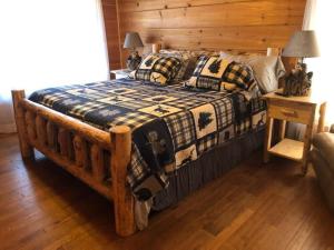 um quarto com uma cama e uma parede de madeira em The perfect hideaway just outside of Algood and minutes to Cookeville!!! em Cookeville