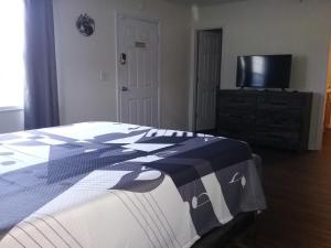 1 dormitorio con 1 cama con manta azul y blanca en Music Studio Getaway, Close to Entertainment!, en McMinnville