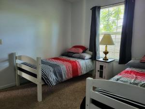 1 dormitorio con 2 camas y ventana en Welcome Home to this 2 bedroom 1 bath apartment near TTU, en Cookeville