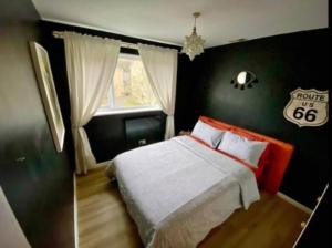 謝菲爾德的住宿－K Suites - Park Grange Croft，卧室配有一张床,墙上有标志