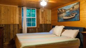 Postel nebo postele na pokoji v ubytování Secluded 3BR 1BA Cabin for Cozy Living