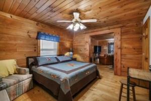 1 dormitorio con 1 cama y ventilador de techo en Pigeon Ridge Cabin Cumberland State Park 2B 2B, en Crossville