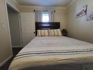 una camera da letto con un letto grande con testiera nera di Country Roads 1BR apartment near TTU & downtown a Cookeville
