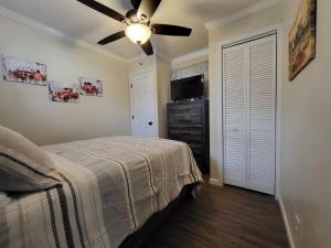 - une chambre avec un lit et un ventilateur de plafond dans l'établissement Country Roads 1-bedroom apartment close to TTU and downtown, à Cookeville