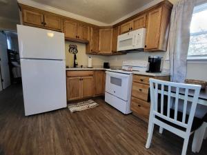 una cucina con frigorifero bianco e armadietti in legno di Country Roads 1BR apartment near TTU & downtown a Cookeville