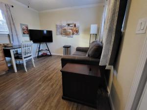 un soggiorno con un divano e un tavolo di Country Roads 1BR apartment near TTU & downtown a Cookeville