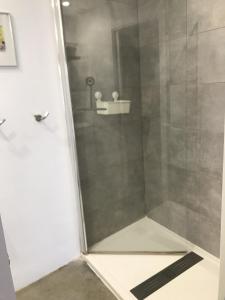 La salle de bains est pourvue d'une douche avec une porte en verre. dans l'établissement HAPPYVILA Apartments, à La Vila Joiosa