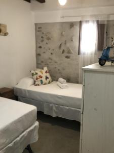 Cette petite chambre comprend 2 lits et une fenêtre. dans l'établissement HAPPYVILA Apartments, à La Vila Joiosa