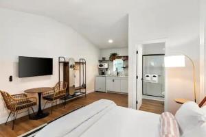 sypialnia z łóżkiem i stołem oraz kuchnia w obiekcie Scottsdale - 445 N Arizona Ave Unit 1 w mieście Chandler