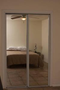 1 dormitorio con puertas correderas de cristal que conducen a una cama en Less than 1 mile from Fort Sill 2 Bedrooms!!!!, en Lawton