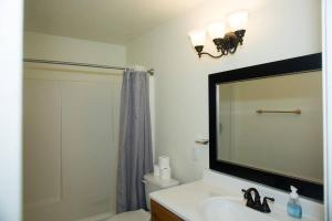 ein Badezimmer mit einem Waschbecken und einem großen Spiegel in der Unterkunft 14% Discount for 1 Week 22% Discount for 1 Month in Lawton