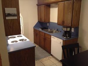 uma pequena cozinha com um fogão e um lavatório em 1 Bedroom Apartment for you! Next to Fort Sill em Lawton