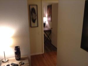 um corredor com um quarto com uma mesa e um candeeiro em 1 Bedroom Apartment for you! Next to Fort Sill em Lawton