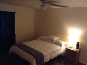 um quarto com uma cama e uma ventoinha de tecto em 1 Bedroom Apartment for you! Next to Fort Sill em Lawton