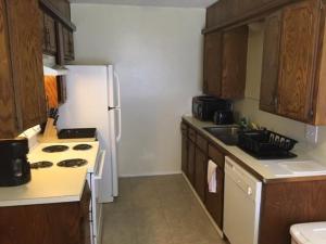 Кухня или кухненски бокс в 2 Bedroom Apartment for you! Next to Fort Sill