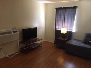 Μια τηλεόραση ή/και κέντρο ψυχαγωγίας στο 2 Bedroom Apartment for you! Next to Fort Sill
