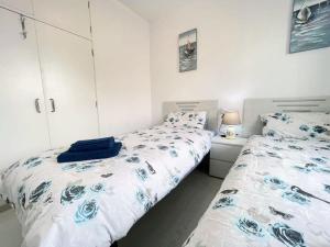 two twin beds in a bedroom with white walls at Modernized 2 Bed Apt with Com pool PP27 in Torrevieja +14 photos
