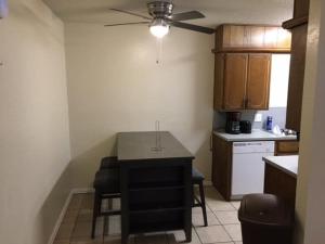 Η κουζίνα ή μικρή κουζίνα στο Simple 1-bedroom unit upstairs close to Fort Sill! +7 φωτογραφίες