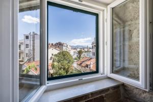 une fenêtre avec vue sur la ville dans l'établissement Holiday Home Riva Promenade, à Split