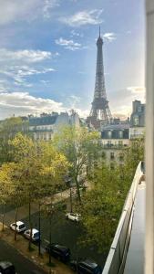 パリにあるCozy Eiffel Tower View Apartmentの窓からエッフェル塔の景色を望めます。
