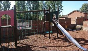 einen Spielplatz mit Rutsche in einem Park in der Unterkunft Bayview-Warden Springs in Warden