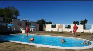 un groupe de personnes dans une piscine dans l'établissement Bayview-Warden Springs, à Warden