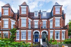 an imposing red brick house with a blue door at Modern Rooms in Zone 2 London, Finsbury Park in London