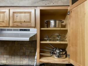 uma cozinha com duas panelas e frigideiras nas prateleiras em Comfortable downstairs 2 bed next to Fort Sill em Lawton