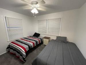 una camera con letto e ventilatore a soffitto di 3 Bedroom 1 Bath Cozy Home near Fort Sill a Lawton
