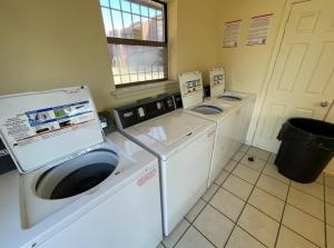 três máquinas de lavar e secar numa lavandaria em 2BR 1Bath Downstairs Apartment near Fort Sill em Lawton