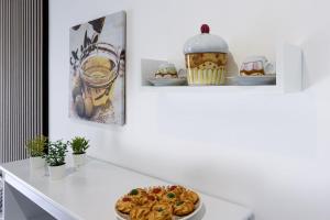 un mostrador blanco con un plato de comida en una mesa en Ad Maiora B&B, en San Vito lo Capo
