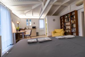 ein Schlafzimmer mit einem Bett mit zwei Kissen darauf in der Unterkunft 'Alexander' Seaside House With View In Nea Makri in Nea Makri