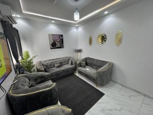 uma sala de estar com dois sofás e um sofá em Résidences Salsia - Almadies - Studio RDC em Dakar