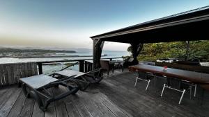 taras ze stołem i krzesłami oraz oceanem w obiekcie Shimanto Yamamizuki - Vacation STAY 36956v w mieście Shimanto