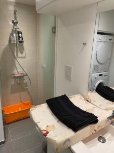 pokój szpitalny z łóżkiem i pralką w obiekcie Very Central, Very Modern w mieście Aarhus