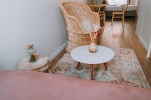 une chambre avec une table, deux chaises et un vase dans l'établissement Apparts' Rennes BnB Solferino -Centre Gare, à Rennes