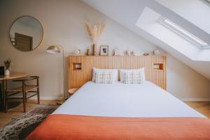 Postel nebo postele na pokoji v ubytování Apparts' Rennes BnB Solferino -Centre Gare