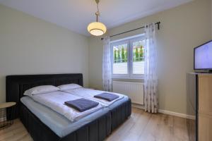 Łóżko lub łóżka w pokoju w obiekcie Apartament NavyBlue z widokiem na góry