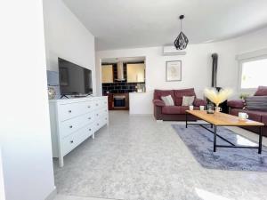 Fotografie z fotogalerie ubytování Modernized 3 Bed Villa with Pool Lf16 v destinaci Orihuela