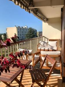 - un balcon avec des chaises et des fleurs dans un bâtiment dans l'établissement Horizon sur le Cher, à Montrichard