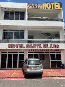 un coche aparcado frente a un hotel Santa Clara en Hotel Santa Clara, en Belém