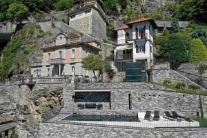 ein Haus an der Seite eines Berges in der Unterkunft Villa Joy On The Lake in Moltrasio