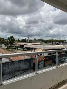 uma vista para uma estação ferroviária a partir de uma varanda em Hotel Santa Clara em Belém