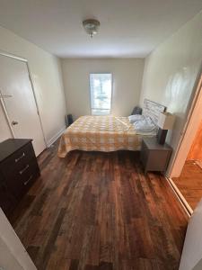 Ένα ή περισσότερα κρεβάτια σε δωμάτιο στο Charming 3-Bed, 1,5 Bath Home - Entire Space Just for You!