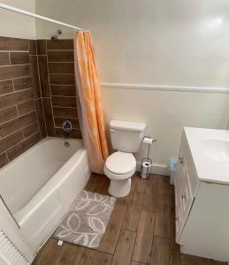 Ένα μπάνιο στο Charming 3-Bed, 1,5 Bath Home - Entire Space Just for You!