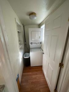 Ένα ή περισσότερα κρεβάτια σε δωμάτιο στο Charming 3-Bed, 1,5 Bath Home - Entire Space Just for You!