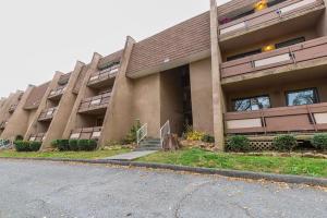 查塔努加2-bed, 1-bath apartment near I-24, Great location的公寓大楼前面有一条街道