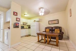 2-bed, 1-bath apartment near I-24, Great location的厨房或小厨房